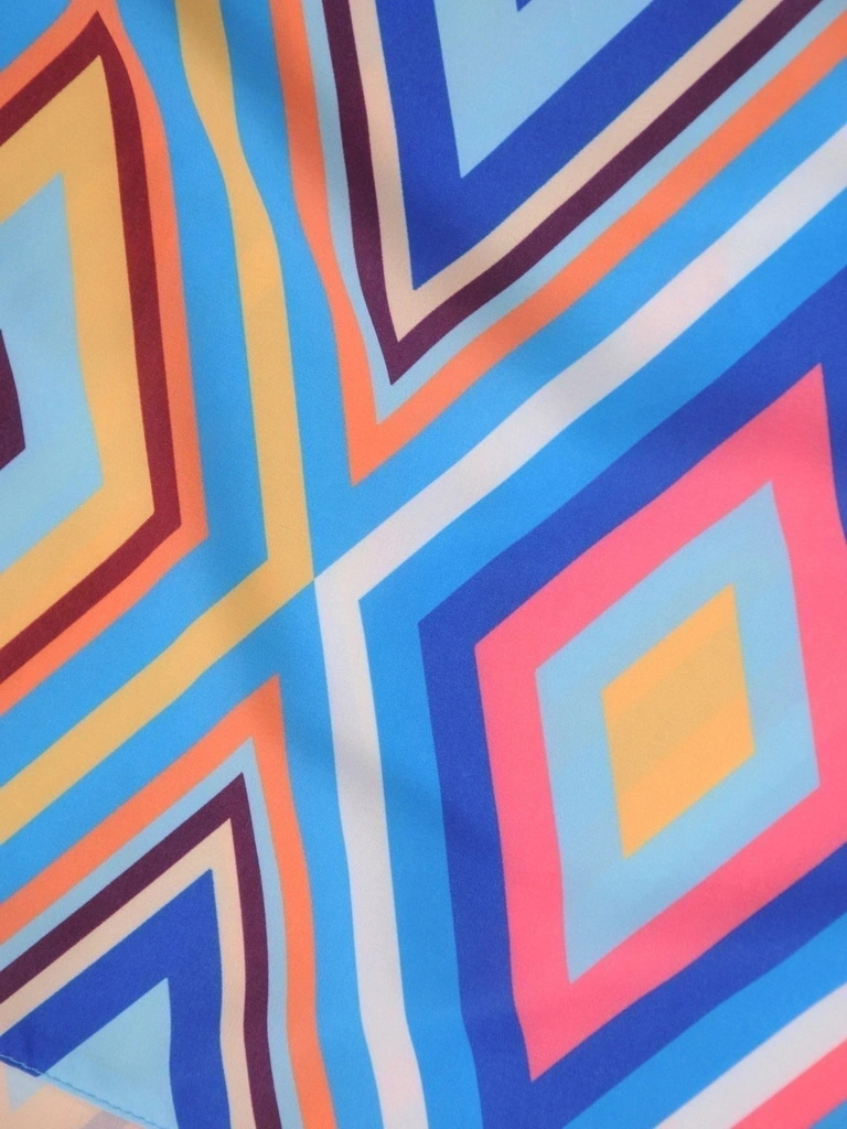 Niebieska bluzka wizytowa w geometryczny wzór – luźny fason z dekoltem w serek 39488