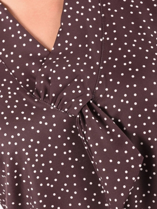 Brązowa bluzka wizytowa w grochy z dekoltem w serek – prosty fason z rękawem 3/4 subtelnie tuszujący talię 40401