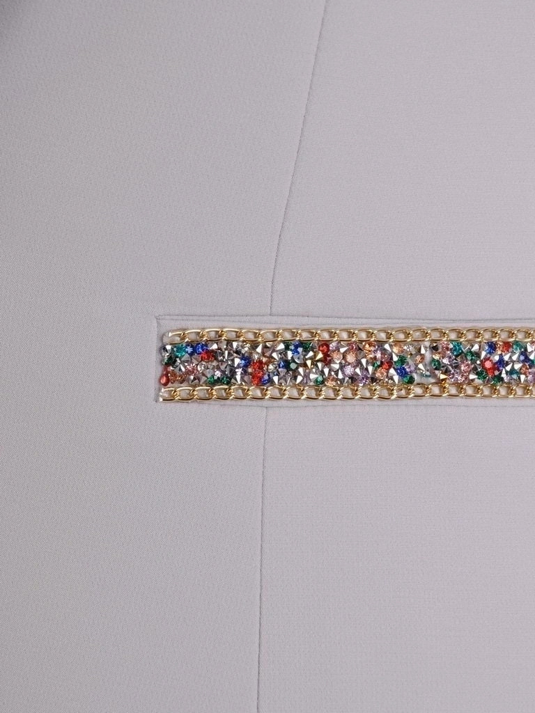 Elegancki szary żakiet damski do sukienki – prosty fason z biżuteryjnym zdobieniem 25760