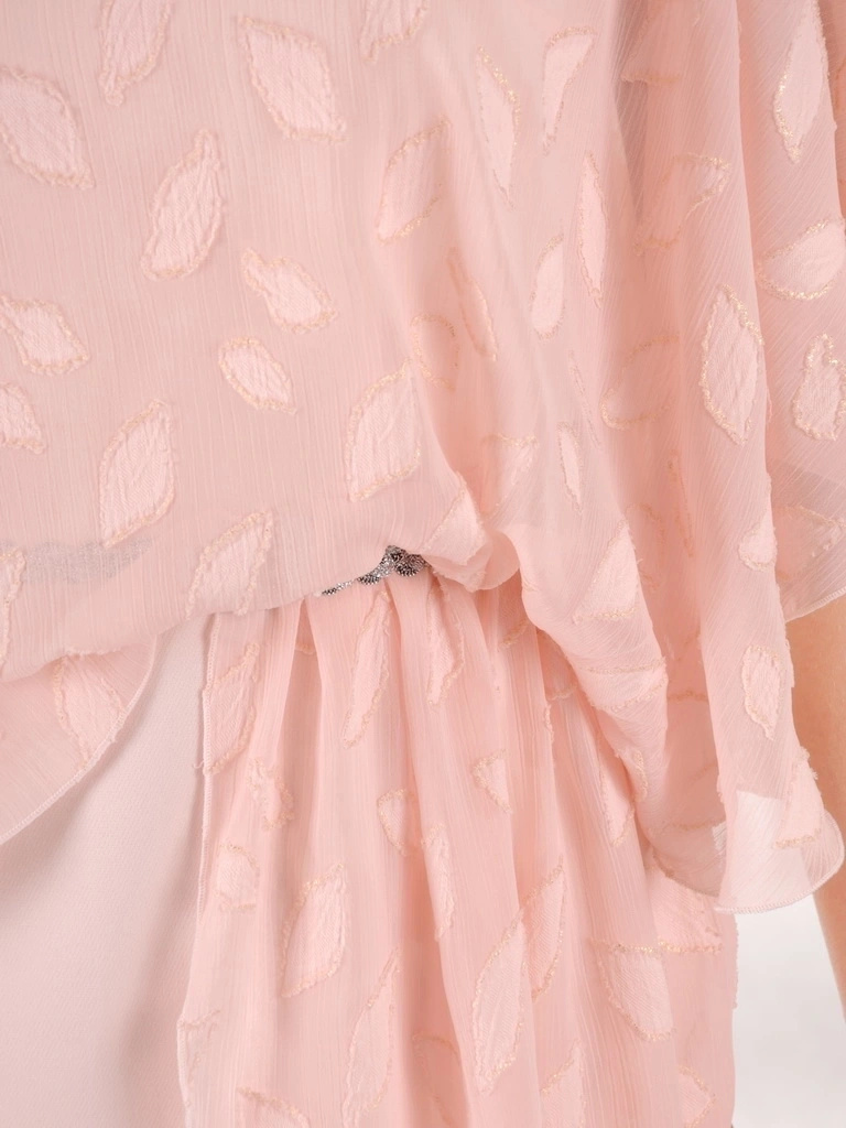 Różowa sukienka midi na wesele i przyjęcia – prosty krój z eleganckim złotym akcentem 36270