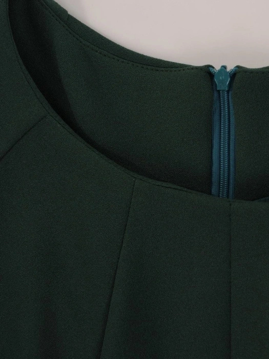 Elegancka sukienka trapezowa w kolorze butelkowej zieleni – tuszujący fason z praktycznymi kieszeniami 19103
