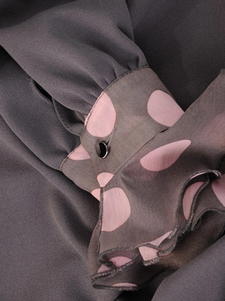 Szara sukienka trapezowa w różowe grochy – asymetryczny dół wysmuklający sylwetkę 28610