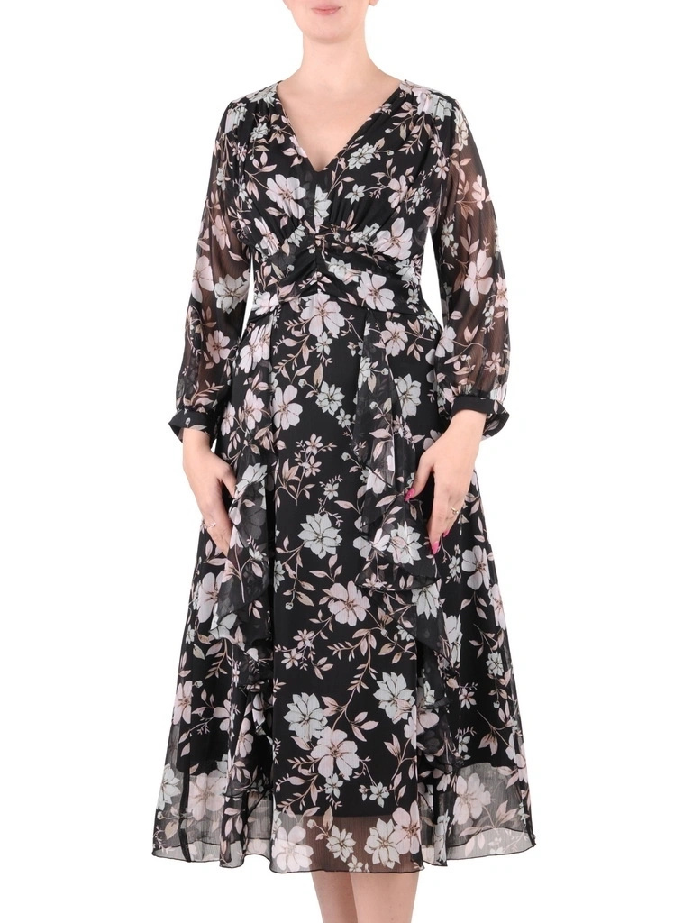 Elegancka czarna sukienka rozkloszowana w kwiaty – kobiecy dekolt serek i fason tuszujący biodra 35290