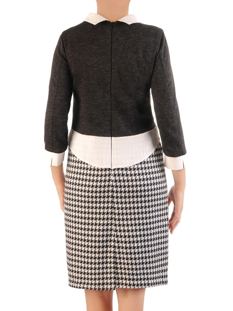 Biurowa prosta sukienka w pepitkę z baskinką – fason podkreślający talię 34407