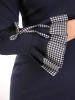 Elegancka granatowa sukienka biurowa w pepitkę – prosty fason z ozdobnymi rękawami i dekoltem łódka 31422