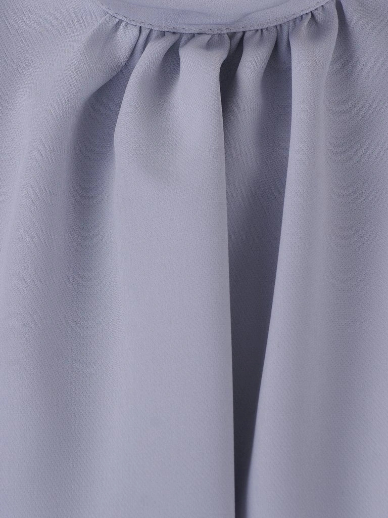 Popielata sukienka trapezowa jesienna – kaskadowe falbany maskujące biodra 11458