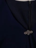 Granatowa sukienka trapezowa z dekoltem serek – elegancki fason z odpinaną broszką i narzutką 19176