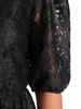 Koronkowa sukienka o trapezowym kroju, kreacja z ozdobnymi rękawami 27891