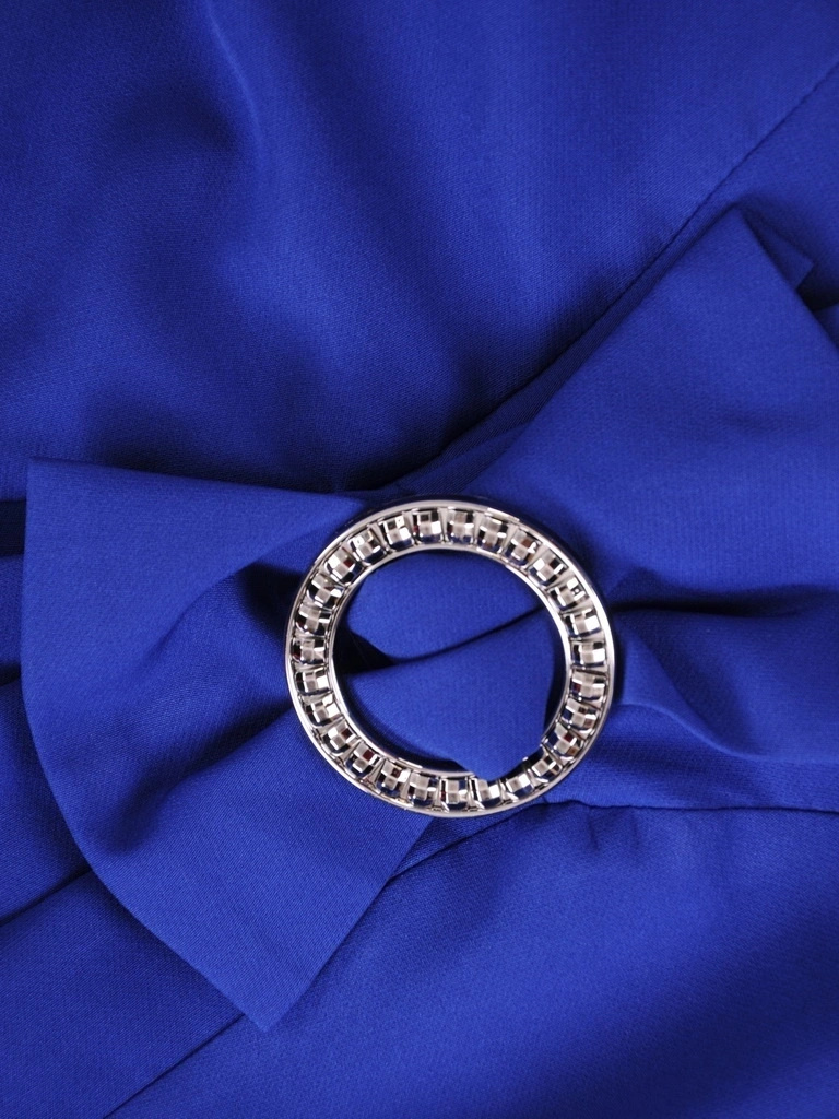 Elegancka chabrowa sukienka wizytowa z rękawem 3/4 – prosty krój z efektowną kokardą 36587