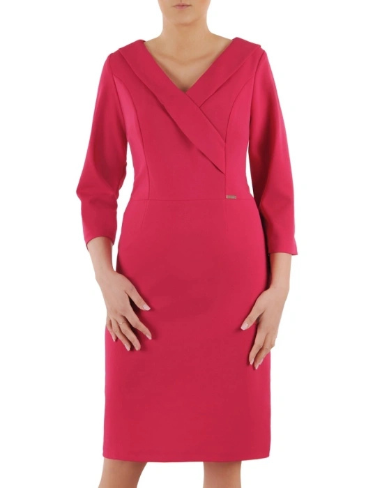 Elegancka amarantowa sukienka midi do pracy – prosty fason z modelującymi sylwetkę przeszyciami 35578