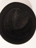 Elegancki kapelusz damski zimowy cloche czarny – ocieplana podszewka i wywinięte rondo 40518