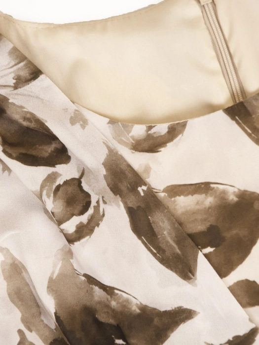 Damska sukienka maxi w jesienne kwiaty khaki – rozkloszowany fason tuszujący biodra 41299