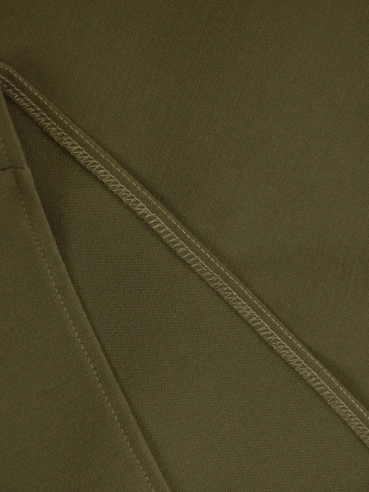 Elegancka oliwkowa sukienka prosta midi – wyszczuplające przeszycia i ozdobny dekolt 40825
