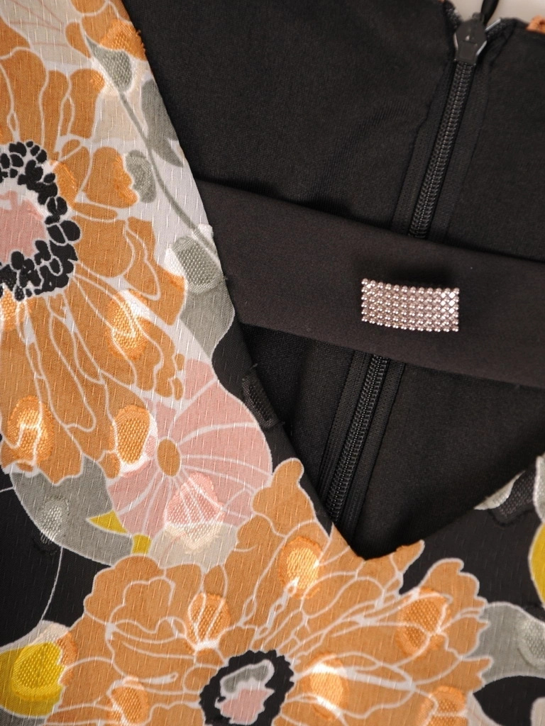 Czarna elegancka sukienka midi w kwiaty z broszką – prosty, optycznie wysmuklający fason 34246