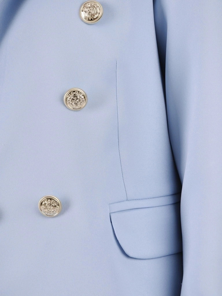 Elegancka błękitna marynarka damska do sukienki – prosty fason z ozdobnymi guzikami 35318