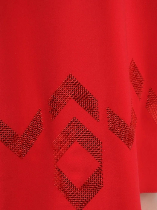 Czerwona sukienka trapezowa midi na andrzejki i święta – błyszczące cekiny oraz wysmuklający krój 35078