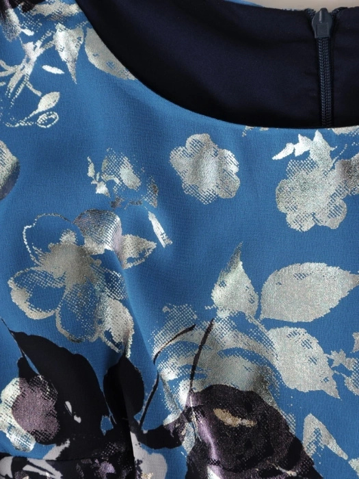 Elegancka rozkloszowana sukienka na wesele w kwiaty midi – kobiecy krój maskujący biodra 38863