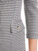 Elegancka sukienka biurowa midi w kontrastowy wzór – prosty fason z ozdobnymi patkami 33272