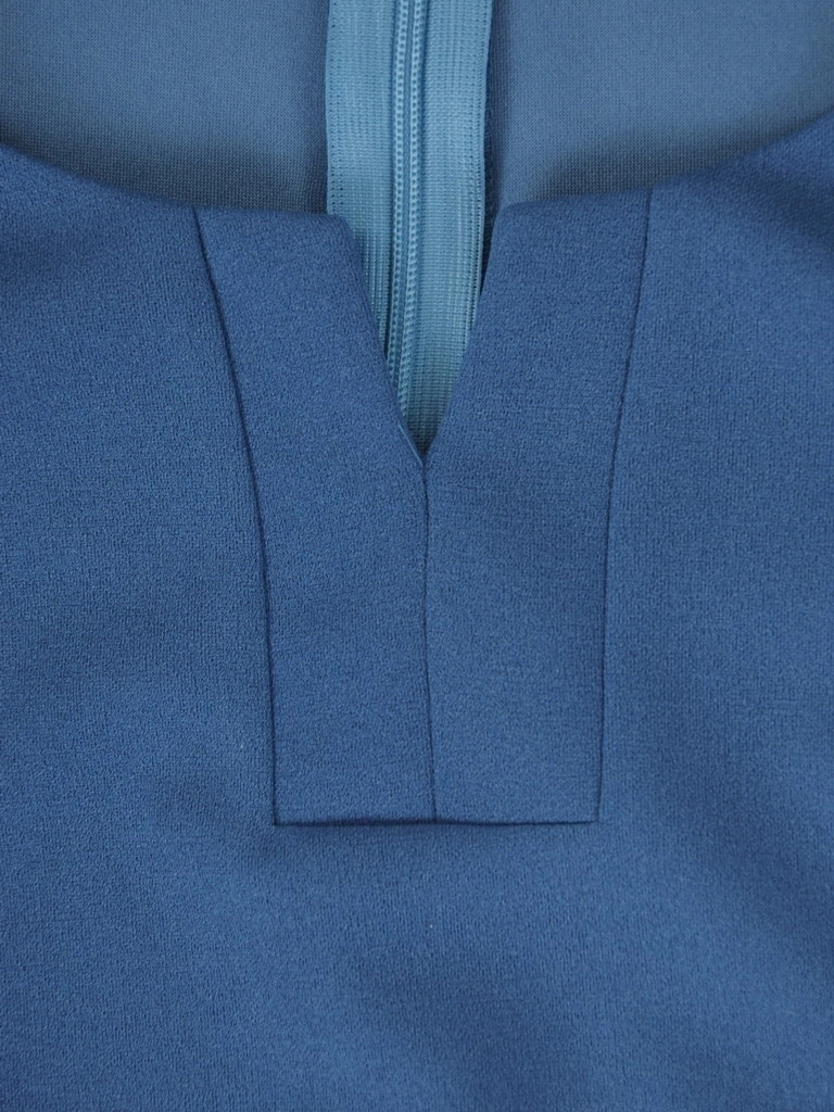 Elegancka niebieska sukienka midi o prostym kroju – wyszczuplające przeszycia i szykowny dekolt 37967