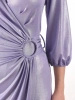 Elegancka suknia wieczorowa maxi w kolorze liliowym – prosty, kopertowy fason z ozdobną klamrą 39862