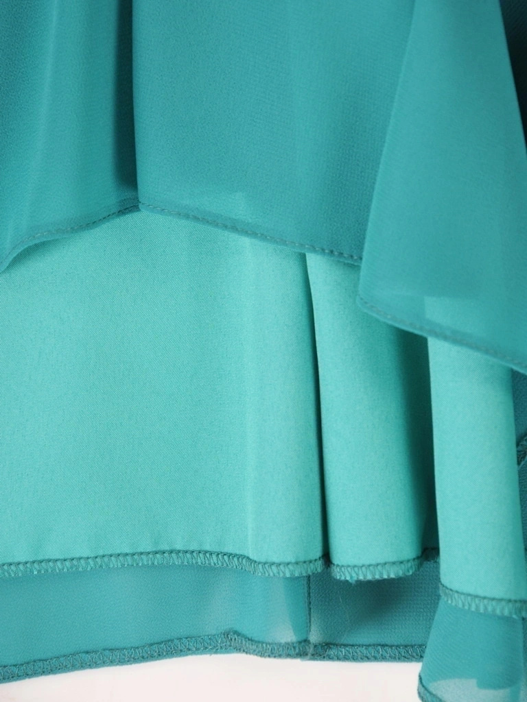 Zielona sukienka midi z dekoltem serek – rozkloszowany fason z ozdobną szarfą 38403