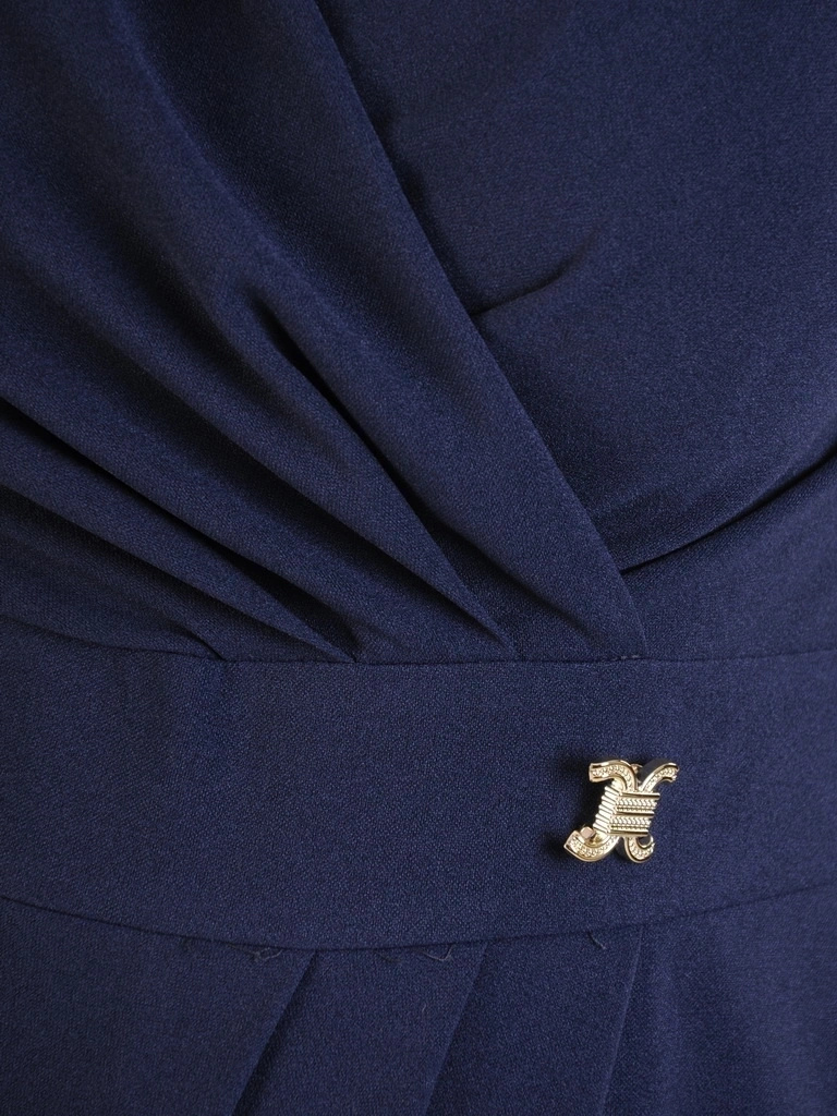 Elegancka granatowa sukienka prosta midi – ozdobna broszka i wysmuklające marszczenie 34383
