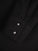 Czarna koszula z długim rękawem i kołnierzykiem, klasyka w garderobie 28023