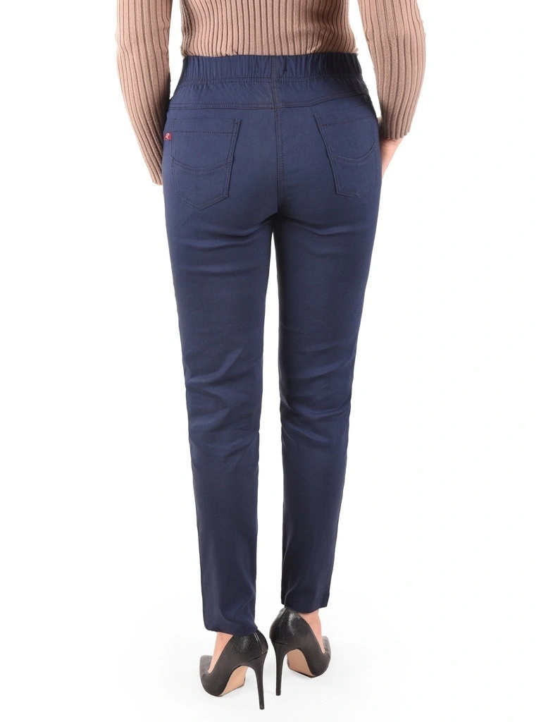Granatowe spodnie damskie z prostymi nogawkami – uniwersalny element garderoby, idealny dla sylwetki plus size 37637
