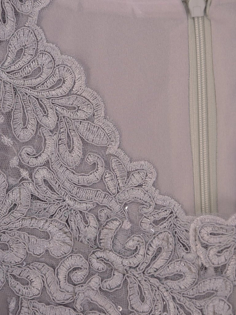 Elegancka szara sukienka prosta z dekoltem serek – pionowe zaszewki wyszczuplające sylwetkę 25188