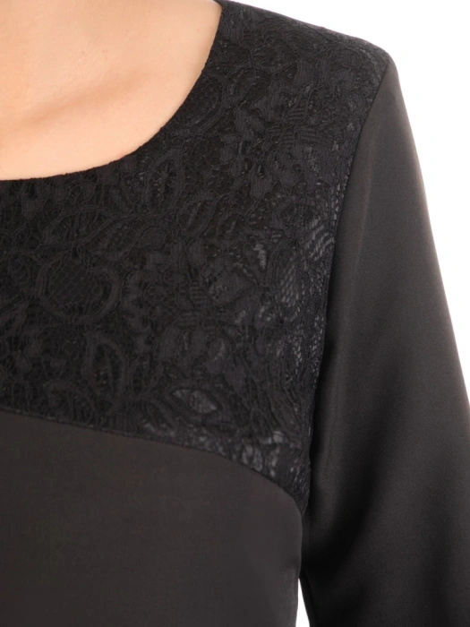 Elegancka czarna sukienka midi z koronkowym dekoltem – prosty fason z długim rękawem i paskiem 31892
