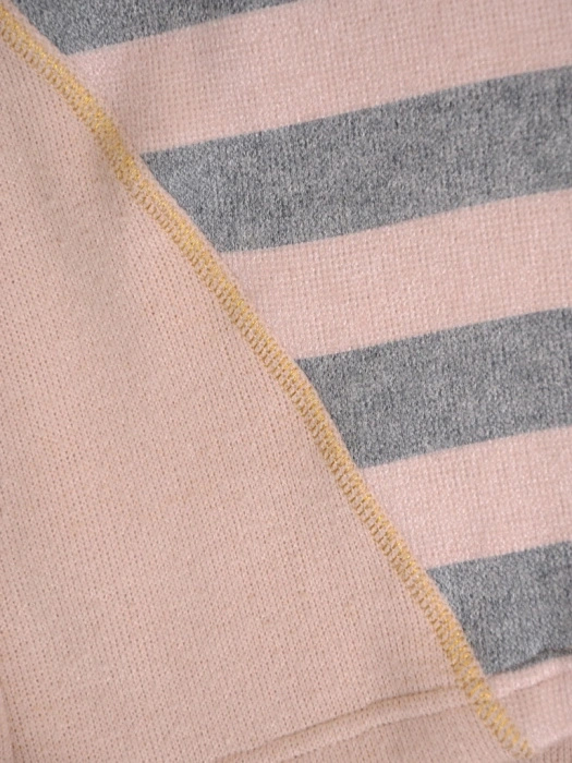 Elegancki sweter damski w paski beżowo-szary – prosty fason ze wstawkami wyszczuplającymi 34824
