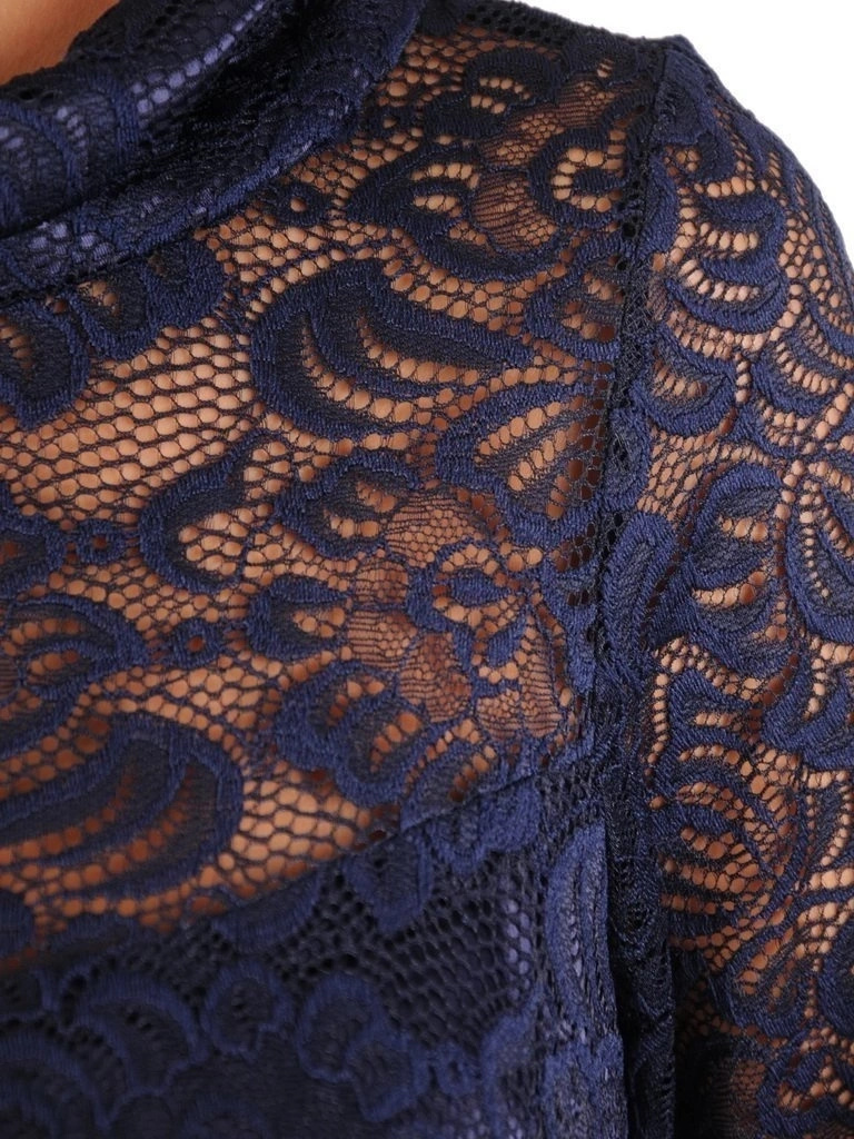 Elegancka granatowa sukienka midi na przyjęcia – prosty fason z półgolfem i koronkowym zdobieniem 27374