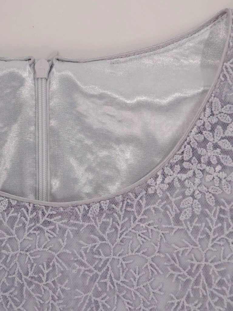 Elegancka szara sukienka na wesele w florystyczny wzór – prosty fason z błyszczącym akcentem i rękawem 3/4 25050