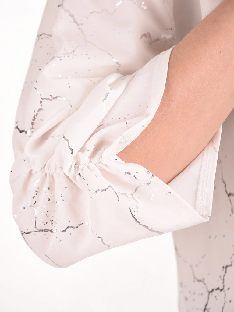 Elegancka bluzka plus size w bieli ze srebrnym motywem, dekolt V – z biżuteryjnymi guzikami i marszczonymi rękawami 3/4 41093
