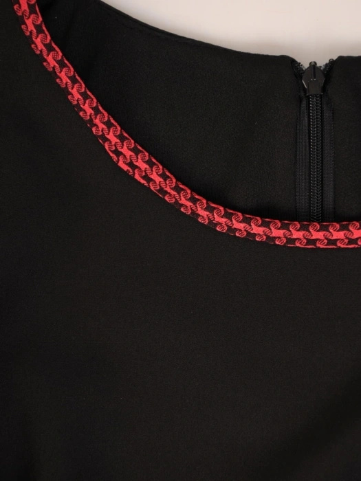Elegancka czarna sukienka w pepitkę midi – prosty krój z czerwonymi detalami i kokardkami 31421