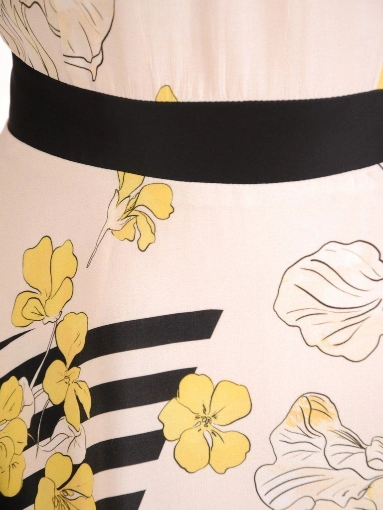 Kobieca sukienka rozkloszowana w kwiatowy deseń midi – elegancki kołnierzyk i krój modelujący sylwetkę 29841