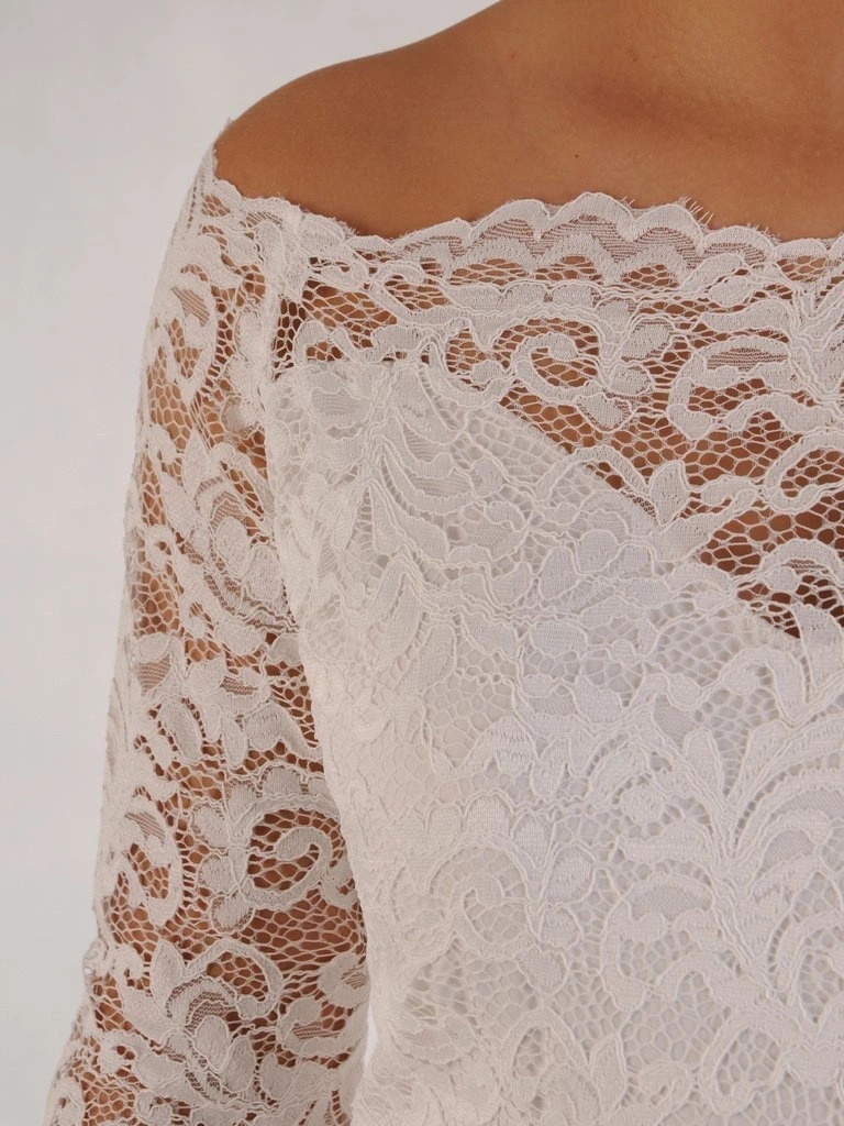 Elegancka sukienka maxi ecru rozkloszowana z dekoltem w łódkę – swoboda ruchów i głębokie rozcięcie 22919
