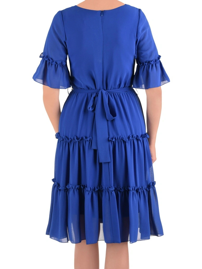 Elegancka chabrowa sukienka rozkloszowana midi – akcentująca talię kreacja z falbanami 25986