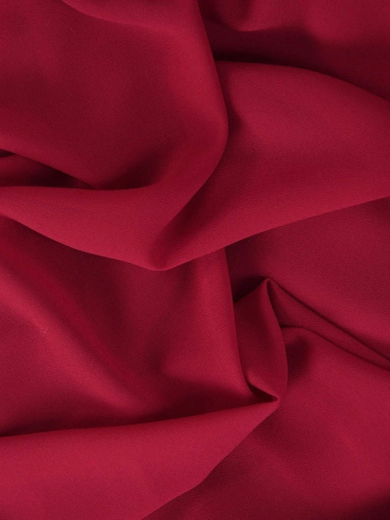 Elegancka sukienka rozkloszowana maxi w kolorze bordo – zwiewny krój z paskiem modelującym talię 41030