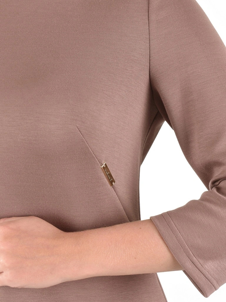Prosta beżowa sukienka midi z rękawem 3/4 – modelujące zaszewki i elegancki dekolt łódka 40448