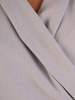 Kopertowa sukienka z szeroką falbaną, szara kreacja w eleganckim fasonie 21035