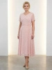Różowa sukienka midi w grochy z dekoltem V – rozkloszowana kreacja z paskiem akcentującym talię 35684