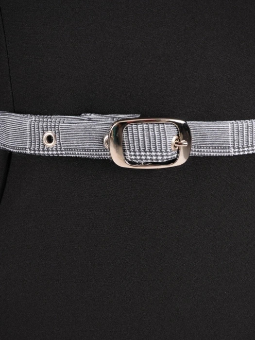 Elegancka sukienka biurowa w kratkę ze stójką – prosty krój z paskiem modelującym talię 37478