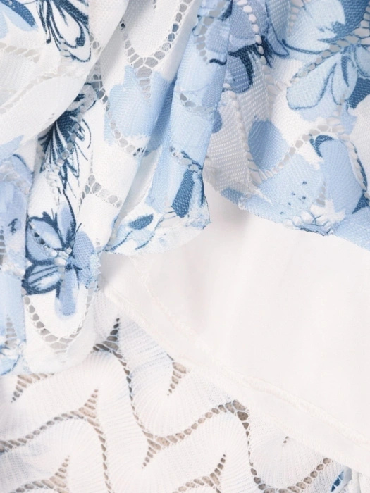 Niebieska sukienka maxi rozkloszowana w kwiaty – elegancka kreacja z plisami i krótkim rękawem 41350