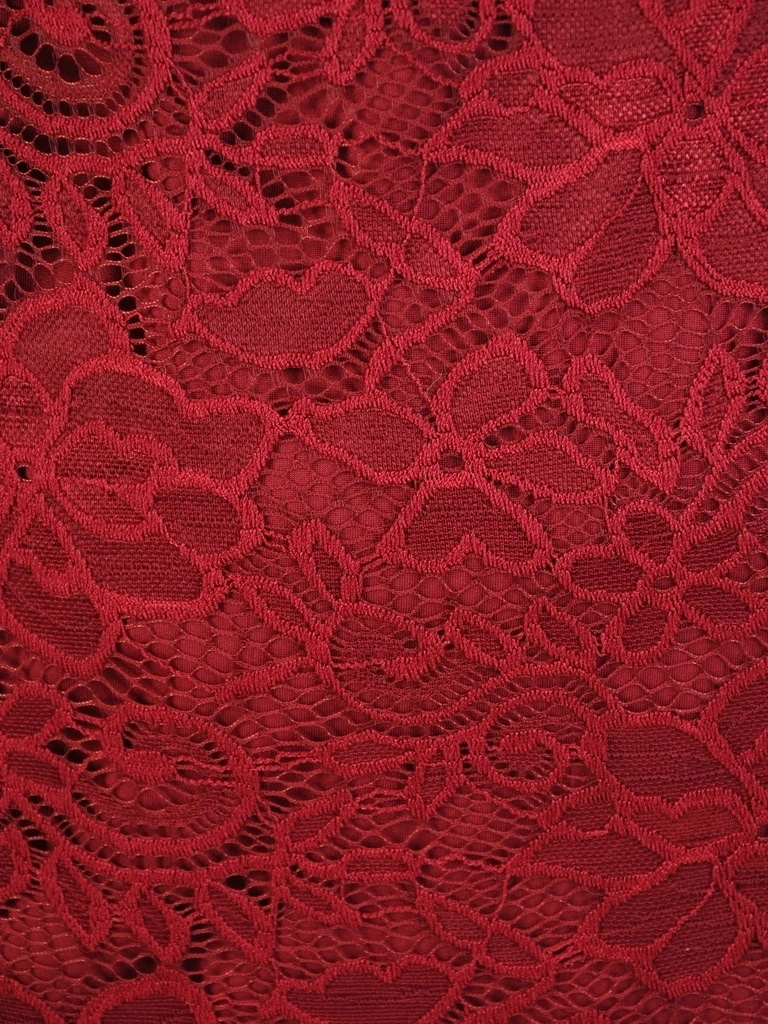 Elegancka bordowa sukienka koktajlowa w kwiaty – prosty fason z rękawem 3/4 32732