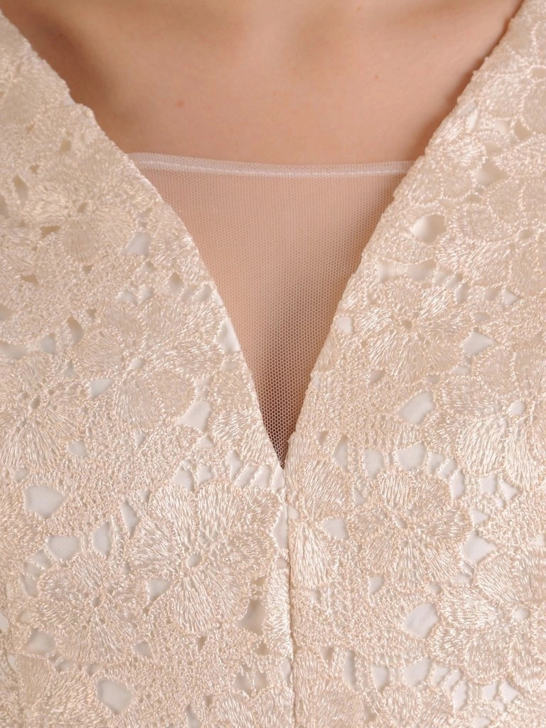 Elegancka sukienka rozkloszowana ecru z koronkową gipiurą – wyszczuplające przeszycia i kieszenie 25105
