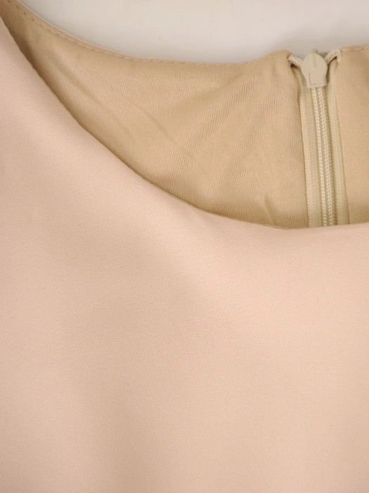 Czarno-beżowa sukienka ołówkowa midi z rękawem 3/4 – wyszczuplające lamówki, elegancka baskinka i broszka 36588