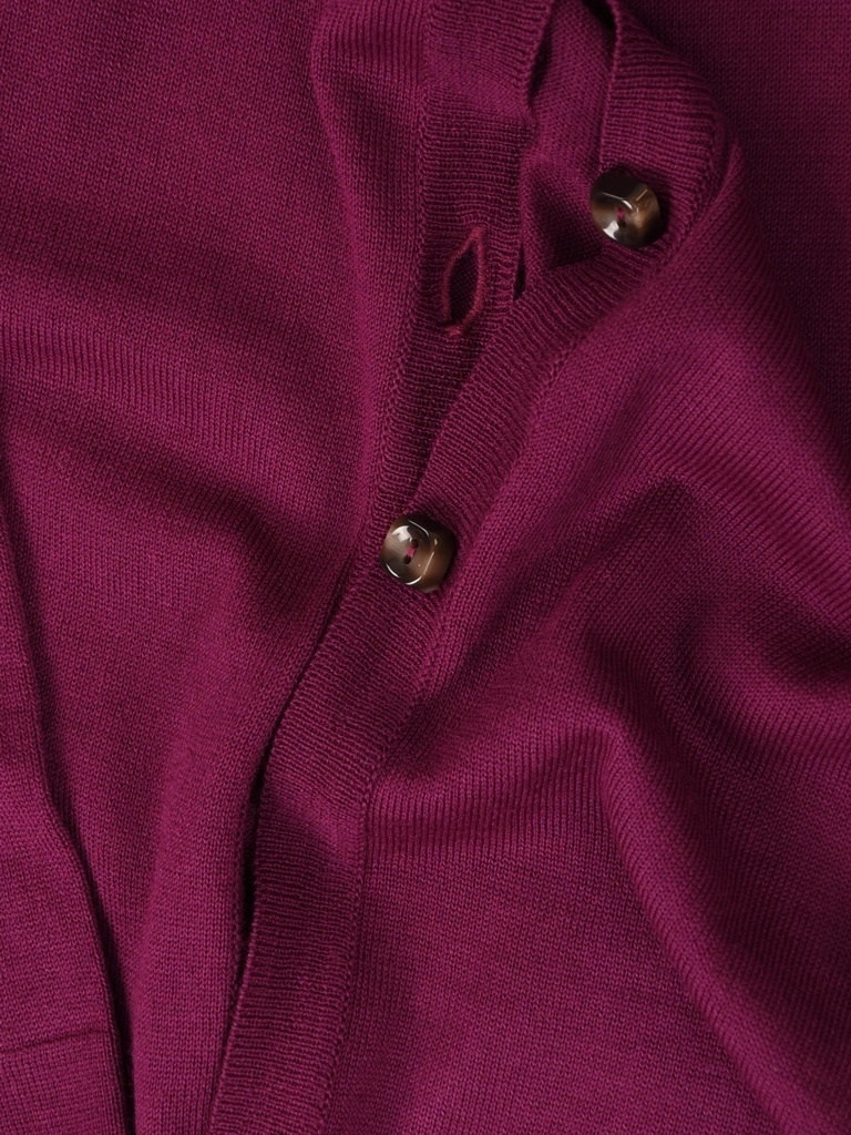 Elegancki sweter damski rozpinany w kolorze fuksji – prosty krój z kieszeniami i dekoltem w serek 40503