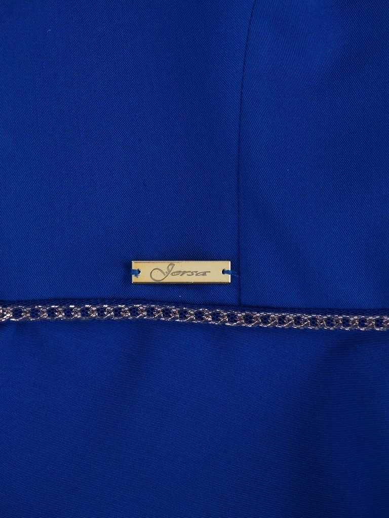 Elegancka chabrowa sukienka rozkloszowana na andrzejki – dekolt w serek z biżuteryjnym łańcuszkiem 12559