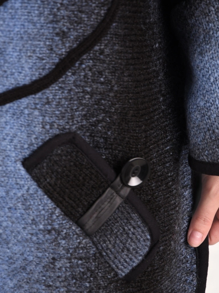 Elegancki granatowy sweter z kieszeniami – luźny fason ze stójką idealny na jesień 42179